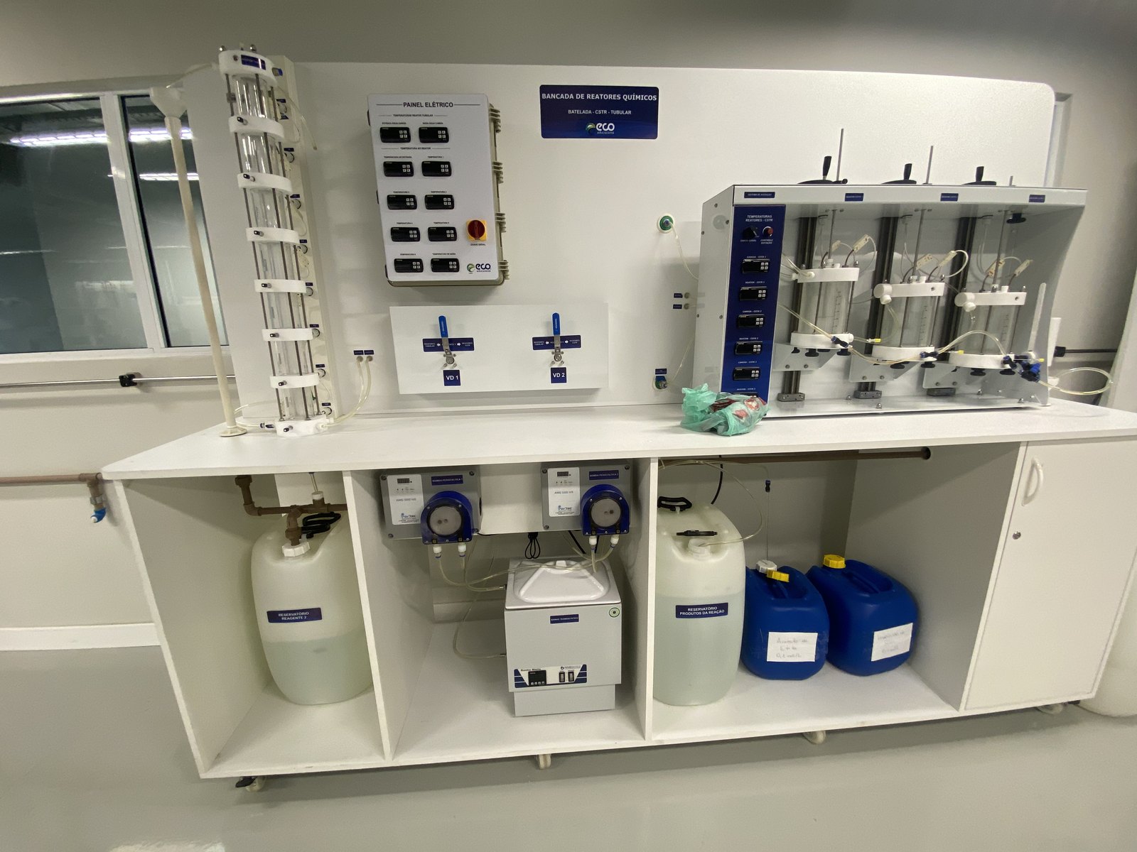 Bancada de Reatores Químicos – Batelada, CSTR e Tubular – da ECO Educacional no laboratório do SENAI CETIQT