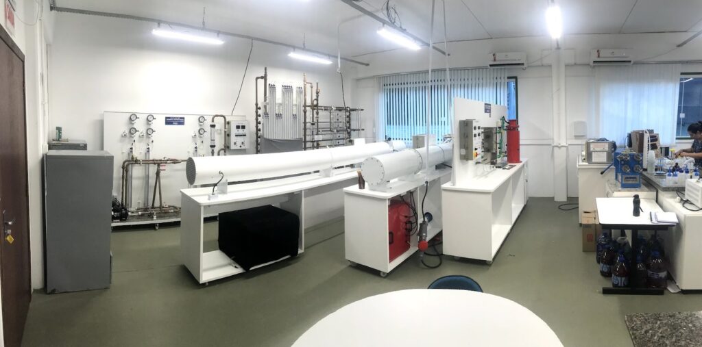 Laboratório de Fenômenos de Transporte (LAFET) da UFSC Blumenau com bancadas didáticas da ECO Educacional