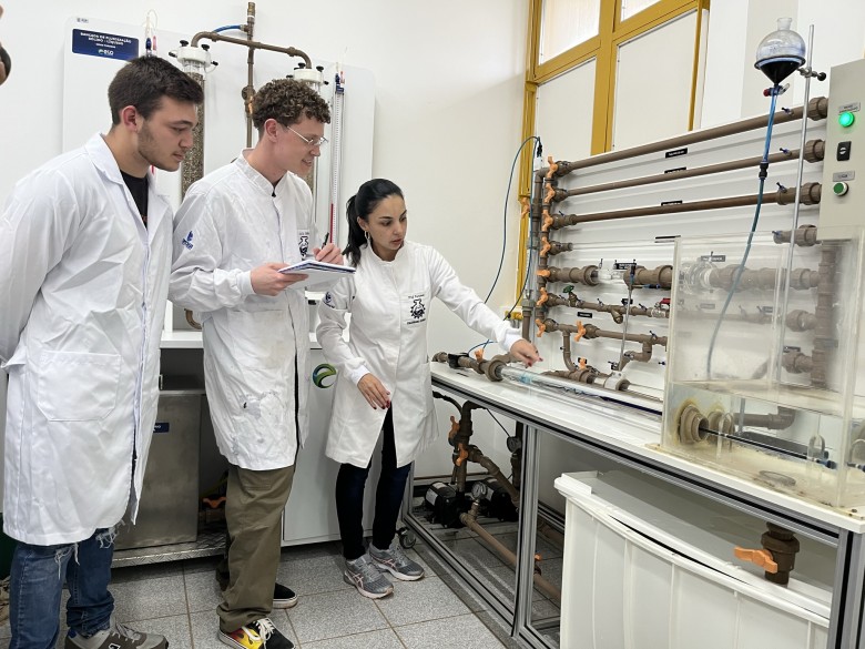 Estudantes de Engenharia Química da Unijuí em aula prática na bancada de perda de carga da ECO Educacional
