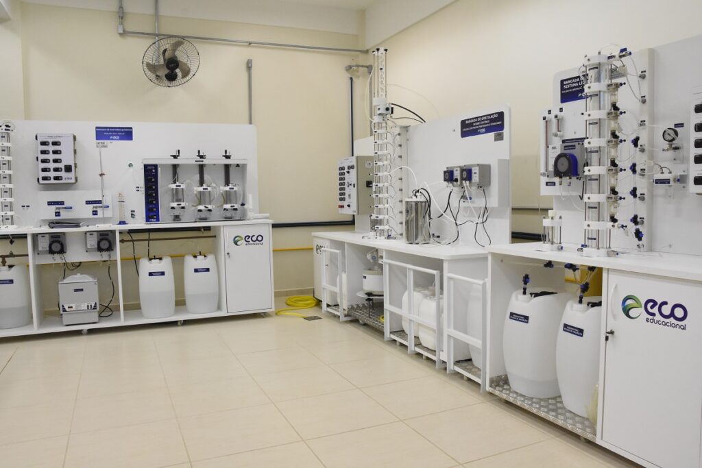 Laboratório de Engenharia Química da UPF com bancadas de reatores químicos, destilação e extração da ECO Educacional