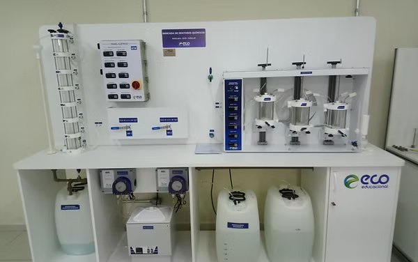 Bancada de reatores químicos da ECO Educacional no laboratório de Engenharia Química da UTFPR Londrina