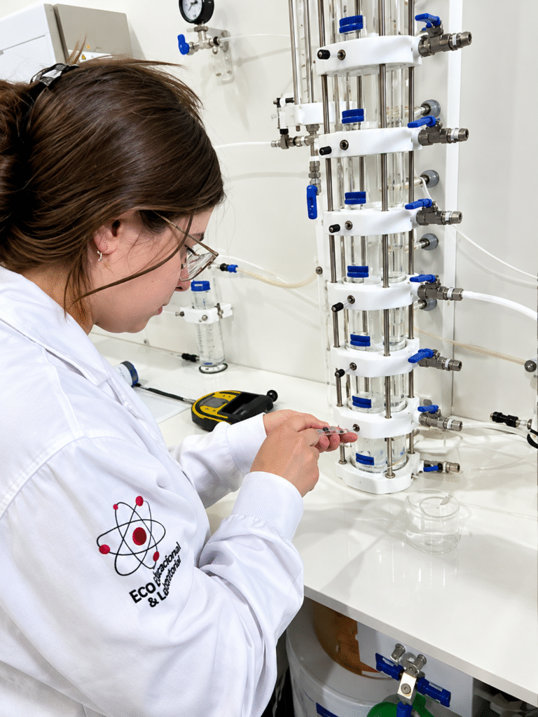 Aluna de Engenharia Química da PUCPR opera coluna de destilação ECO Educacional no laboratório