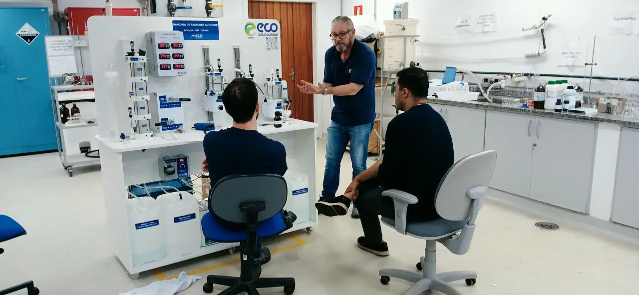 Treinamento técnico da ECO Educacional com a equipe do laboratório de Engenharia Química da PUC-Campinas