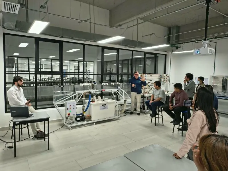 Bancada didática ECO Educacional apresentada à equipe da UNITEC no laboratório de engenharia em Puebla, México