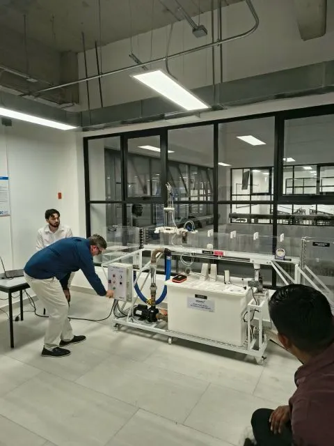 Demonstração prática da bancada didática ECO Educacional no laboratório da UNITEC Puebla