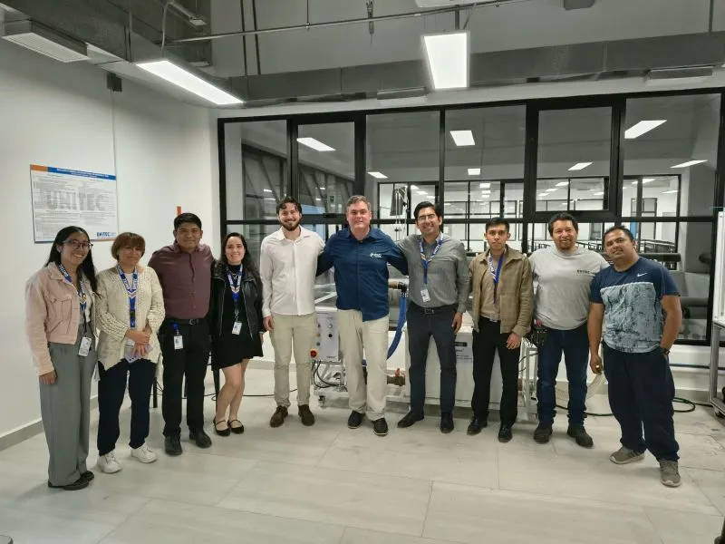 Equipe da UNITEC com ECO Educacional e Algetec junto à bancada didática entregue em Puebla, México