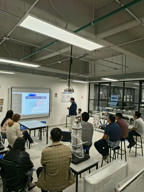 Treinamento técnico da ECO Educacional para a equipe da UNITEC, campus Puebla, México